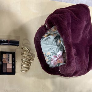 Handgefertigte Plüsch Kunstpelz Geldbörse, weicher bordeauxroter Wolkenbeutel, gemütliche schicke Minitasche, elegantes Geschenk für sie, einzigartige Verschlusshandtasche