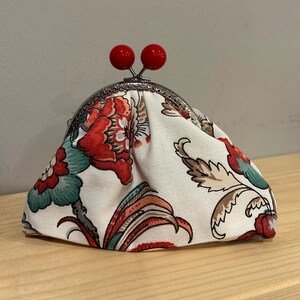 Monedero con cierre de beso de inspiración vintage, cartera con estampado floral, cierre de bola retro, bolso de mano estilo vintage hecho a mano, monedero pequeño, regalo para niña.
