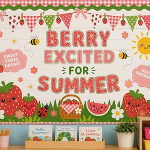 Puede incluir: Un colorido tabl&oacute;n de anuncios con tem&aacute;tica de verano con el texto "BERRY EXCITED FOR SUMMER". Presenta fresas, abejas, una rodaja de sand&iacute;a y banderines decorativos. El tablero est&aacute; enmarcado con un patr&oacute;n de cuadros rojos y blancos.