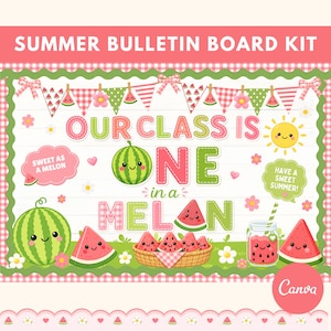 Peut inclure: Kit de tableau d'affichage estival avec des pastèques et des motifs floraux. Le texte dit "Our class is one in a melon" et "Have a sweet summer !" Comprend des tranches de pastèque, un soleil souriant et des bannières décoratives.