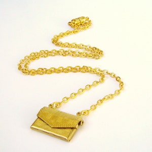 Venta de collar con colgante de medallón de oro pequeño de latón, dije de sobre, carta de amor, guardián del tesoro, regalo para ella