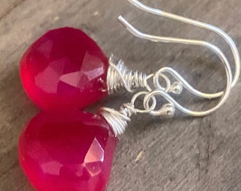 Pendientes de calcedonia magenta: colgantes de plata de ley con un toque rosa intenso