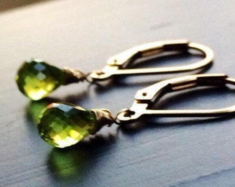 Pendientes colgantes de peridoto: cierre de palanca relleno de oro, piedra natal de agosto
