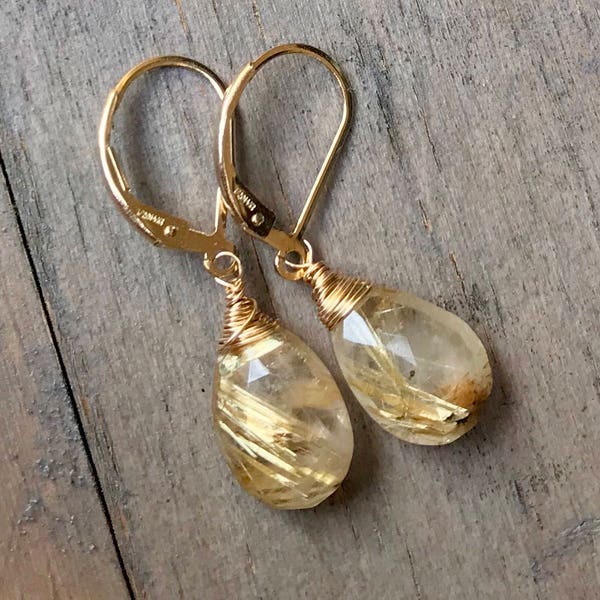 Boucles d’oreilles en quartz rutilé doré - petites pendaisons en quartz rutile. L’or tombe. Jaune. Boucles d’oreilles en pierres précieuses. Leviers.