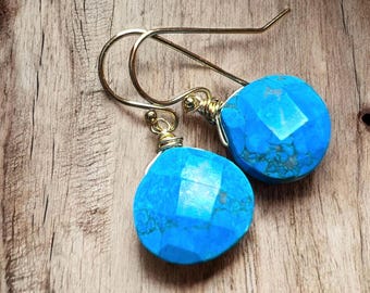 Aretes rellenos de oro de 14k con turquesa azul, pequeños colgantes, lágrimas de piedras preciosas, piedra de nacimiento de diciembre, regalo sencillo.