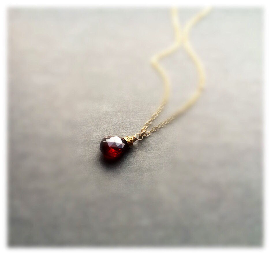 Collier En Grenat Rouge Bordeaux Avec Pendentif - Laiton Plaqué Or Jaune - Rose-Mimosa