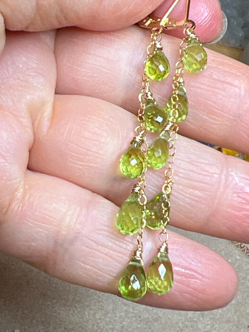 14k gouden natuurlijke groene Peridot Cascade oorbellen, lange kettingen, augustus geboortesteen sieraden, delicate bungelt, Leo verjaardag afbeelding 5