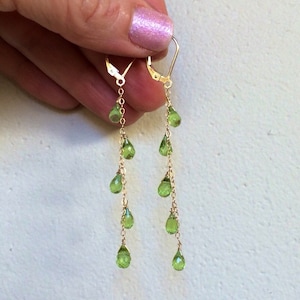 14k gouden natuurlijke groene Peridot Cascade oorbellen, lange kettingen, augustus geboortesteen sieraden, delicate bungelt, Leo verjaardag afbeelding 1