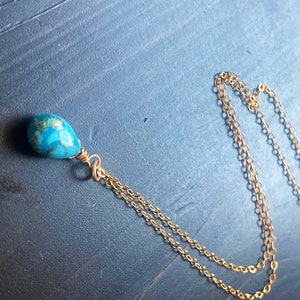 Kleiner Blauer Türkis Anhänger Gold fill Kette Halskette, Dezember Geburtsstein, moderner minimalistischer Schmuck, Hochzeit Bild 3