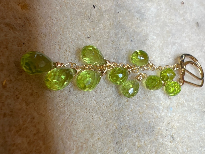 14k gouden natuurlijke groene Peridot Cascade oorbellen, lange kettingen, augustus geboortesteen sieraden, delicate bungelt, Leo verjaardag afbeelding 7