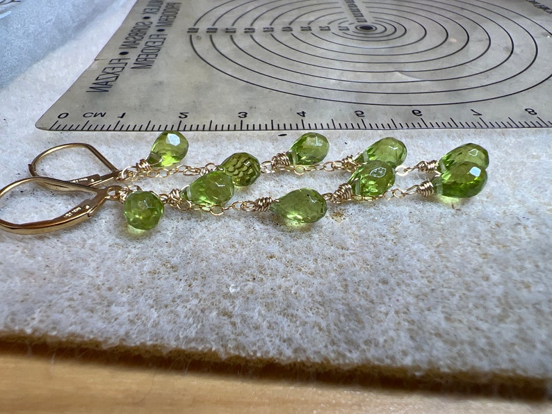 14k gouden natuurlijke groene Peridot Cascade oorbellen, lange kettingen, augustus geboortesteen sieraden, delicate bungelt, Leo verjaardag afbeelding 9