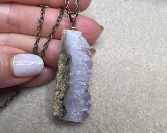 Handmade Amethyst Druzy Pendant Necklace – Gold-Plated Chain, Rustic Slice Gemstone, Modern Statement, Unisex Jewelry.