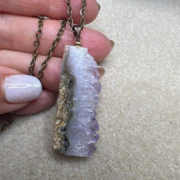Handmade Amethyst Druzy Pendant Necklace – Gold-Plated Chain, Rustic Slice Gemstone, Modern Statement, Unisex Jewelry.