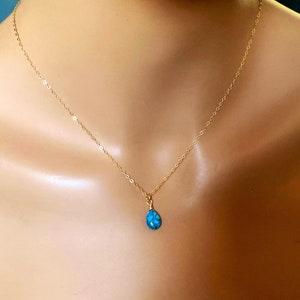 Kleiner Blauer Türkis Anhänger Gold fill Kette Halskette, Dezember Geburtsstein, moderner minimalistischer Schmuck, Hochzeit Bild 1