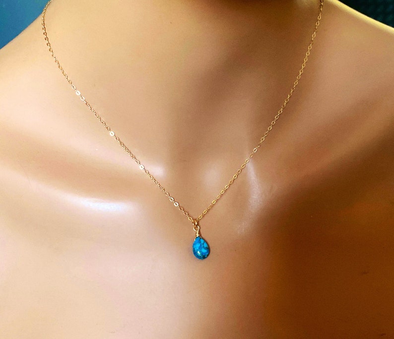 Kleiner Blauer Türkis Anhänger Gold fill Kette Halskette, Dezember Geburtsstein, moderner minimalistischer Schmuck, Hochzeit Bild 1