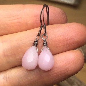 Boucles d&#39;oreilles en argent sterling avec jade rose clair : pendants délicats