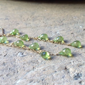 14k gouden natuurlijke groene Peridot Cascade oorbellen, lange kettingen, augustus geboortesteen sieraden, delicate bungelt, Leo verjaardag afbeelding 2