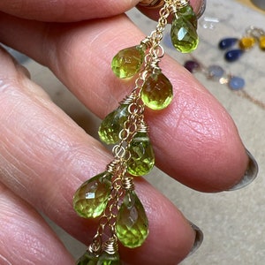 14k gouden natuurlijke groene Peridot Cascade oorbellen, lange kettingen, augustus geboortesteen sieraden, delicate bungelt, Leo verjaardag afbeelding 8