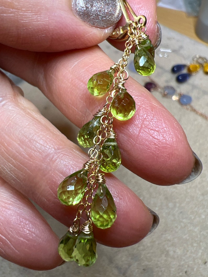 14k gouden natuurlijke groene Peridot Cascade oorbellen, lange kettingen, augustus geboortesteen sieraden, delicate bungelt, Leo verjaardag afbeelding 8