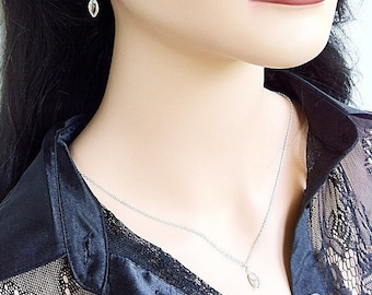 Collar de plata de ley con colgante de circonita cúbica transparente y marquesa. Delicada gargantilla.