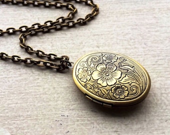 Vintage Floral Locket Necklace: Oval Treasure Photo Pendant