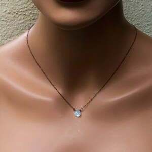 Colgante de piedra lunar arcoíris diminuto natural, collar pequeño de piedra lunar blanca, joyería delicada de plata esterlina oxidada, regalo de piedra de nacimiento de junio.