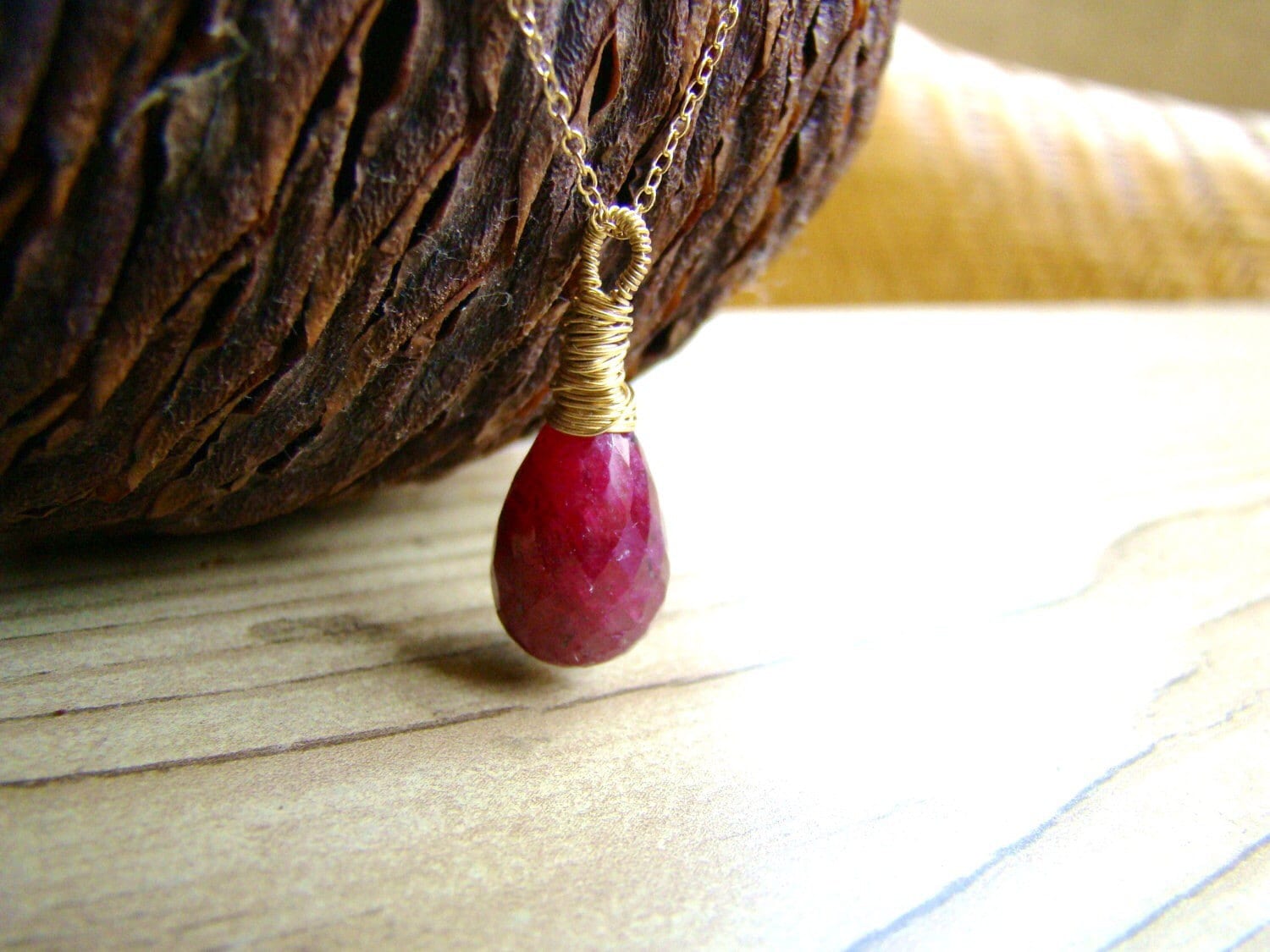 Pendentif En Argent 925 Plaqué Or Avec Rubis Naturel Rouge - Fait Main - Collier 20mm - Style Art Nouveau