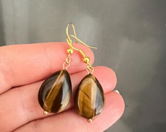 Orecchini fatti a mano in occhio di tigre placcati in oro. Semplici pendenti, pietre preziose marroni.