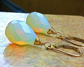 Pendientes pequeños de opalita: colgantes de oro laminado de 14k, piedra de nacimiento de junio.
