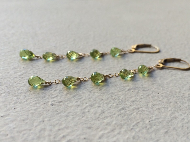 14k gouden natuurlijke groene Peridot Cascade oorbellen, lange kettingen, augustus geboortesteen sieraden, delicate bungelt, Leo verjaardag afbeelding 3