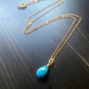 Kleiner Blauer Türkis Anhänger Gold fill Kette Halskette, Dezember Geburtsstein, moderner minimalistischer Schmuck, Hochzeit Bild 4