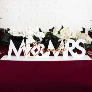 Cartello per tavolo da matrimonio &quot;Mr e Mrs&quot;, cartello &quot;Sposa a forma di cuore dorato&quot;, centrotavola in acrilico per ricevimento di nozze, decorazione per tavolo con cognome, cartello &quot;Mr e Mrs&quot;