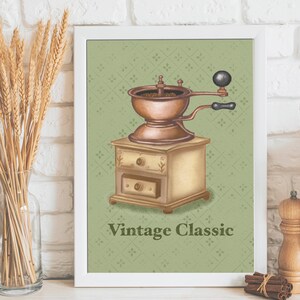 Puede incluir: Impresión enmarcada con una ilustración de un molinillo de café vintage. El molinillo, de color cobre, está sobre un mueble de madera clara con cajones. El fondo es un patrón verde, con las palabras "Vintage Classic" debajo.