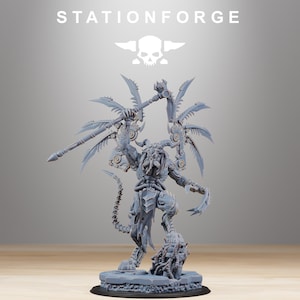 Könnte beinhalten: Eine graue Miniaturfigur einer Kreatur mit mehreren Armen und einer Waffe. Die Figur hat ein detailliertes Design mit mechanischen und organischen Elementen. Der Text "STATIONFORGE" befindet sich oben.