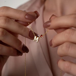 Collar con inicial minimalista: colgante de letra personalizado, joyería con nombre personalizado, delicado collar con piedra natal, regalo elegante para ella y mamá