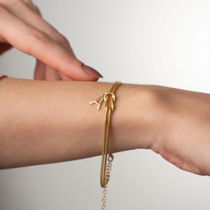 Pulsera con dijes de letras personalizadas, joyería con iniciales personalizadas, chapada en oro de 14 quilates, plata de ley, regalo minimalista para ella, pulsera con dijes delicados