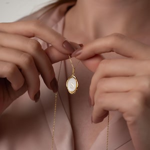 Collar con inicial de esmalte blanco: colgante de letra personalizado, joyería con monograma personalizado, collar con nombre minimalista, regalo elegante para el Día de la Madre