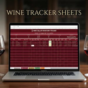 Könnte beinhalten: Ein Laptop zeigt eine Weinkeller-Inventar-Tracker-Tabelle mit zwei Gläsern Rotwein. Auf dem Bildschirm steht "Wine Tracker Sheets". Der Laptop steht auf einer Holzoberfläche.