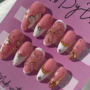 Unghie finte bianche e dorate fatte a mano: French Tip, Fiore 3D