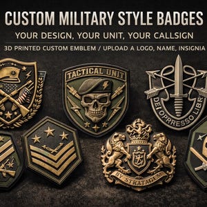 Puede incluir: Una variedad de insignias personalizadas de estilo militar en tonos dorados, bronce y verde. Las insignias presentan varios diseños, incluyendo rifles cruzados, una calavera y una espada. El texto en las insignias incluye "CUSTOM MILITARY STYLE BADGES" y "TACTICAL UNIT".