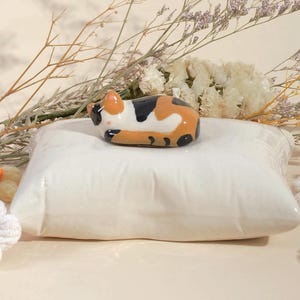 Urna conmemorativa personalizada para mascotas / Urna de cerámica hecha a mano con forma de almohada y escultura de gato durmiendo / Caja de cenizas personalizada para gatos / Regalo para la pérdida de una mascota