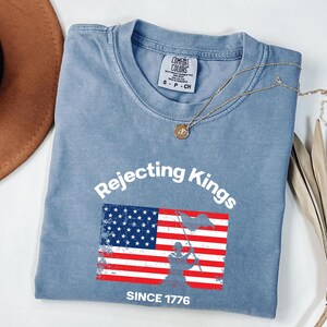 Comfort Colors® Ablehnung Könige seit 1776 Widerstands-Shirt, Pro Democracy Shirt, Anti Autoritarismus Shirt, Anti MAGA T-Shirt, Anti Trump Shirt