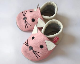Krabbelschuhe mit Katze und Name des Kindes aus Ökoleder,  Babyschuhe als Geschenk zur Geburt, Taufe oder Geburtstag, personalisiert