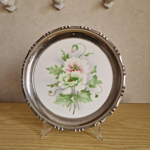 Round tray with floral motifs