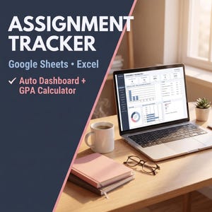 Può includere: Un tracker digitale per compiti per Google Sheets ed Excel visualizzato su uno schermo di un portatile. Lo schermo mostra una dashboard automatica e un calcolatore di media. Una tazza bianca, due quaderni e degli occhiali sono su una scrivania.