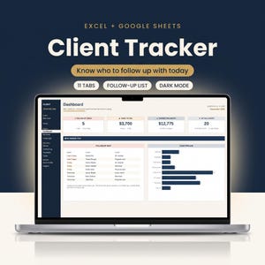 以下が含まれることがあります： ExcelおよびGoogleスプレッドシート用のクライアントトラッカーダッシュボードを表示するノートパソコンの画面。インターフェースには、ダークカラーのサイドバーと、データテーブル、グラフ、指標を含むライトカラーのメインエリアが表示されています。
