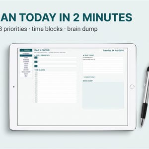 K&ouml;nnte beinhalten: Ein digitales Tablet mit einer Tagesplaner-Vorlage, die Bereiche f&uuml;r die 3 wichtigsten Priorit&auml;ten, Zeitbl&ouml;cke und Notizen enth&auml;lt. Auf dem Bildschirm steht PLAN TODAY IN 2 MINUTES, Top 3 priorities, time blocks, brain dump und Tuesday, 14 July 2026.