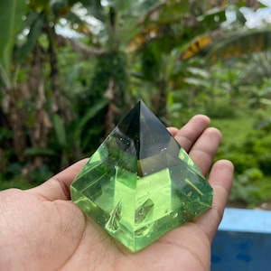 Bubble green andara crystal pyramid carving (P A-03)