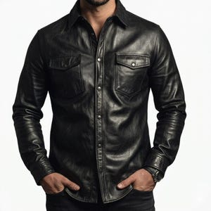 Chaqueta estilo camisero de piel de vacuno negra para hombre, hecha a mano, con botones a presión.