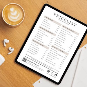 Może przedstawiać: Tablet cyfrowy wyświetlający cennik zabieg&oacute;w kosmetycznych. Lista zawiera zabiegi pielęgnacyjne ciała, iniekcje i ulepszenia, konsultacje i dodatki, zabiegi na twarz i sk&oacute;rę, zaawansowane zabiegi pielęgnacyjne sk&oacute;ry i microblading. Tablet leży na drewnianej powierzchni z filiżanką kawy, parą bezprzewodowych słuchawek i blokiem notesowym.